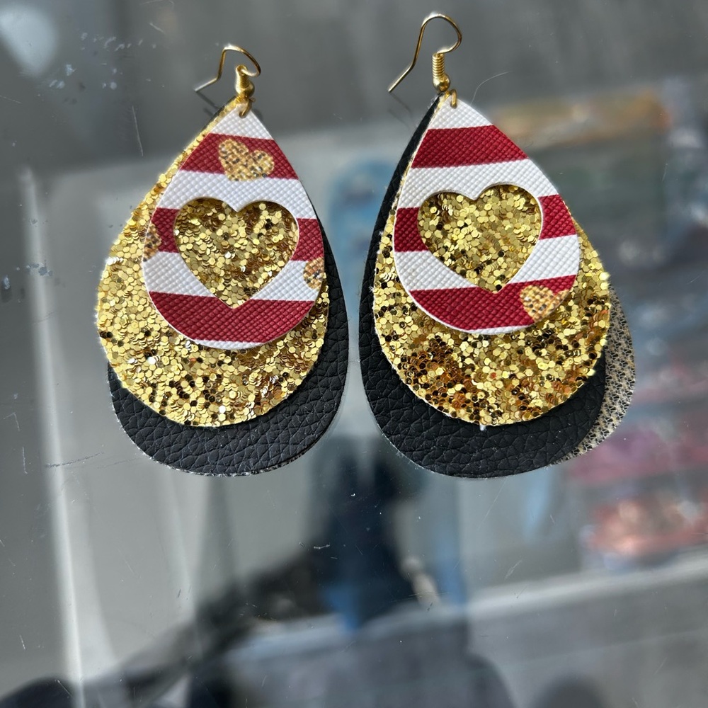 (NWOT) Striped Gold and Black Heart Layered Earrings